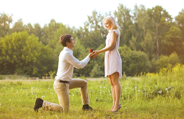 Man ger en ring kvinna, kärlek, par, datum, bröllop - konceptet — Stockfoto