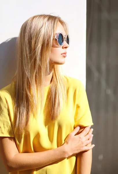 Foto de moda de calle, chica bastante hipster con estilo en gafas de sol — Foto de Stock
