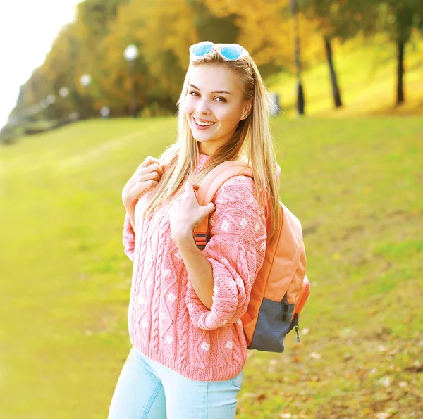 Moda chica hipster divertirse al aire libre — Foto de Stock