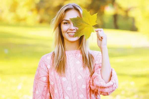 Mulher bonita positiva se divertindo no ensolarado parque de outono — Fotografia de Stock