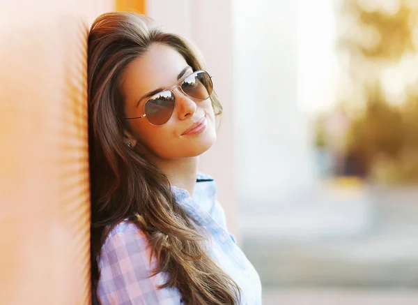 Retrato de moda de verano mujer bastante sensual en gafas de sol posin — Foto de Stock