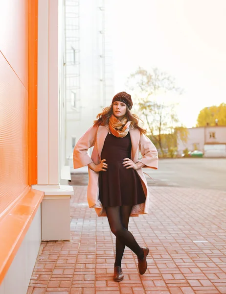 Autumn street fashion, pretty woman posing in the city — Stock Photo, Image