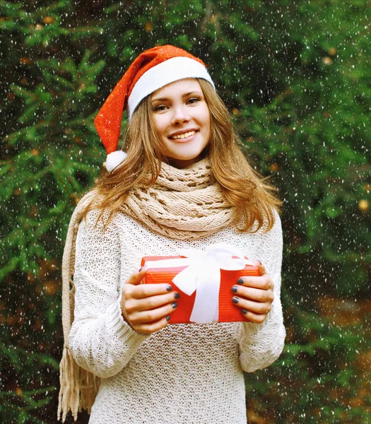 Natale e la gente concetto - felice ragazza in inverno cappello wi — Foto Stock