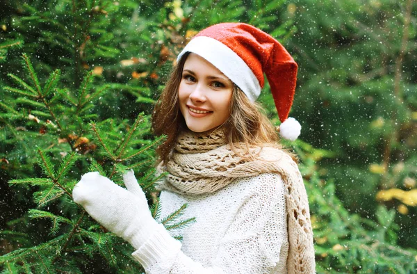 Natale e la gente concetto - felice ragazza in inverno cappello ne — Foto Stock