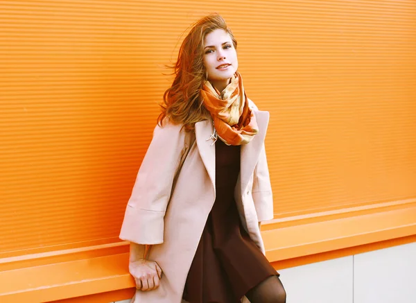 Semt, cadde poz ceket çok şehvetli kadın portre — Stok fotoğraf