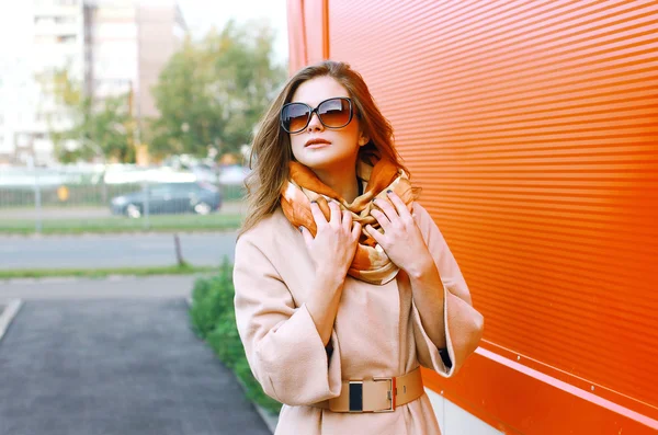 Jolie femme sensuelle en manteau posant dans la ville, mode de rue — Photo