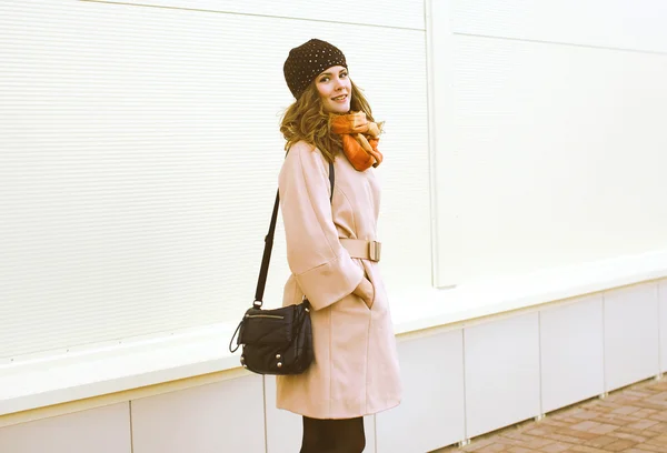 Jolie femme en manteau et chapeau marche dans la ville — Photo