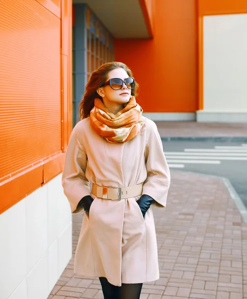 Şehir, sokak moda paltolu güzel kadın — Stok fotoğraf