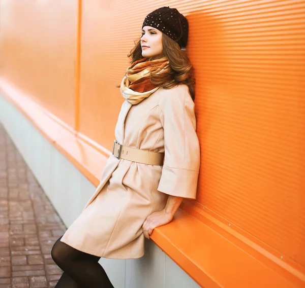 Street fashion portrait jolie fille en manteau et chapeau posant à nouveau — Photo