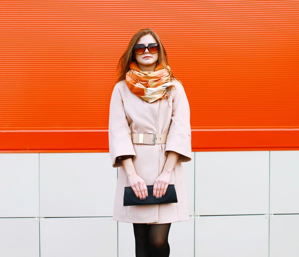 Pouliční docela elegantní žena modelka v plášť a brýle — Stock fotografie
