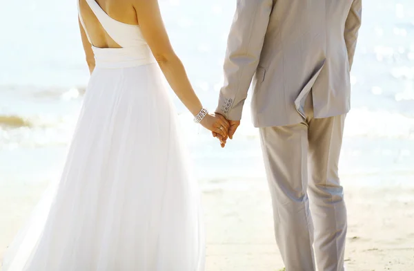 Hermosa pareja de boda, novia y novio juntos cerca del mar —  Fotos de Stock