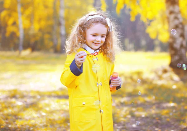 Litet positivt barn ha roligt utomhus i höst park — Stockfoto