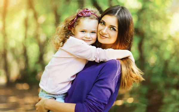 Schöne Mutter und Kind spazieren im Park im Freien — Stockfoto