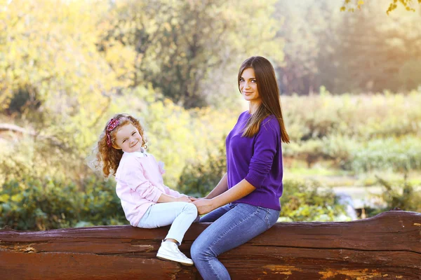 Mother and daughter walking in the park outdoors — Stock Photo, Image