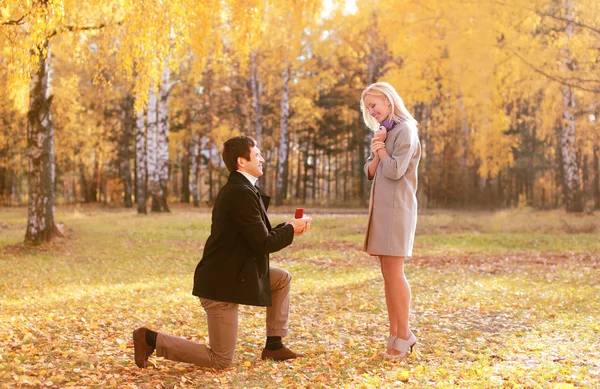 Понятие любви, пары, отношений и помолвки - человек на коленях — стоковое фото
