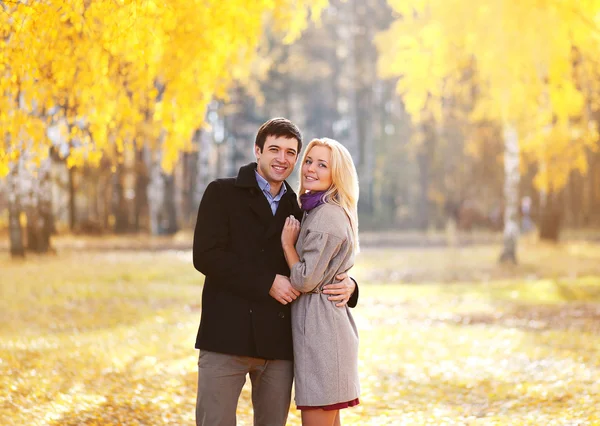 Otoño, el amor, las relaciones y el concepto de la gente - encantadora joven co —  Fotos de Stock