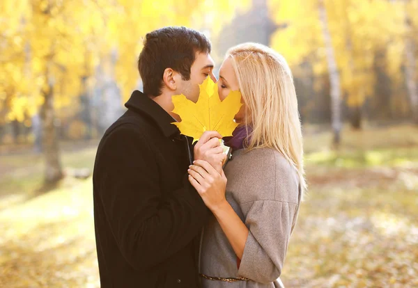 Otoño, amor, relaciones y concepto de personas - pareja bonita k —  Fotos de Stock