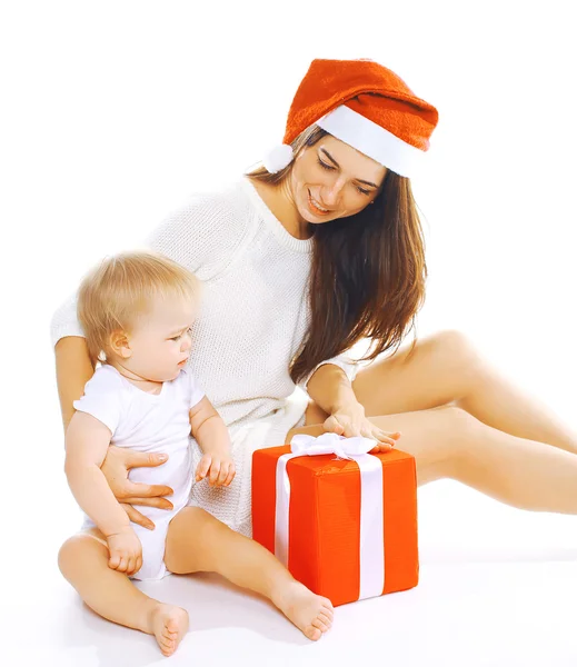 Jul och människor koncept - lycklig mamma i santa hatt och chi — Stockfoto