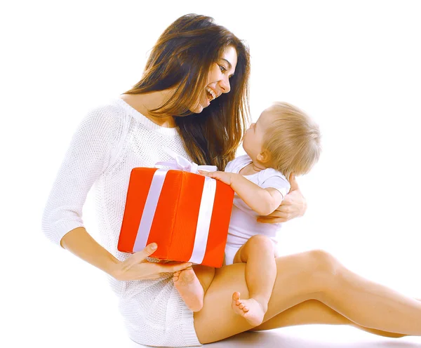 Navidad y el concepto de la gente feliz sonriente madre e hijo wi —  Fotos de Stock