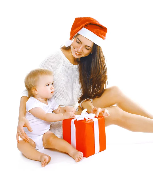 Jul och människor koncept - glada leende mamma i santa hatt — Stockfoto