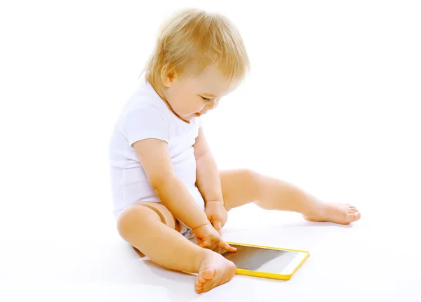 Tablet pc üzerinde beyaz bir arka plan ile küçük bebek — Stok fotoğraf
