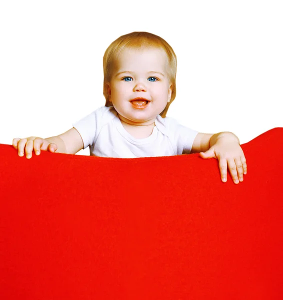 Dikey kırmızı koltuk üzerinde mutlu küçük bebek — Stok fotoğraf