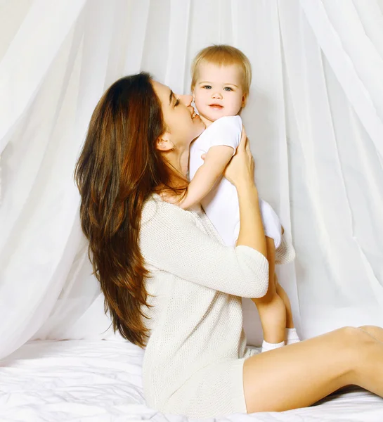 Madre con el bebé en la cama hora de acostarse — Foto de Stock