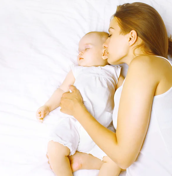 Mother together with baby sleeps in bed — Stock Photo, Image