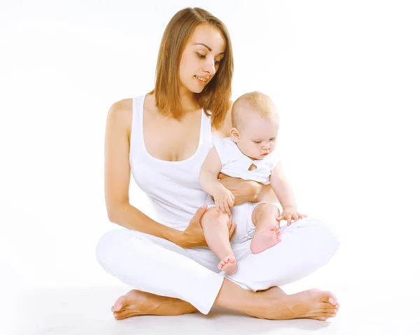 Mãe com bebê pequeno em um fundo branco — Fotografia de Stock