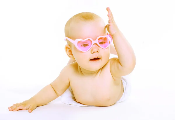 Portrett av lille baby i rosa glass – stockfoto