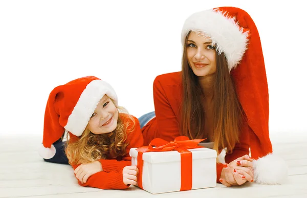 Conceito de Natal e pessoas - mãe feliz e criança com caixa g — Fotografia de Stock