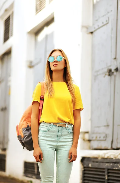 El verano, la moda y el concepto de la gente - mujer bonita con estilo en el sol — Foto de Stock