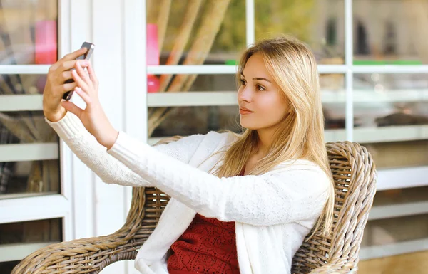 Tecnología, móvil y el concepto de la gente - chica bonita hace uno mismo-p — Foto de Stock