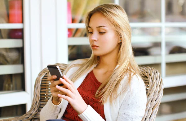 Mujer con smartphone al aire libre en la ciudad — Foto de Stock