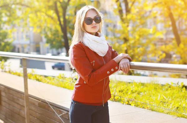 Módní portrét stylové hezká žena v sluneční brýle a sako o — Stock fotografie
