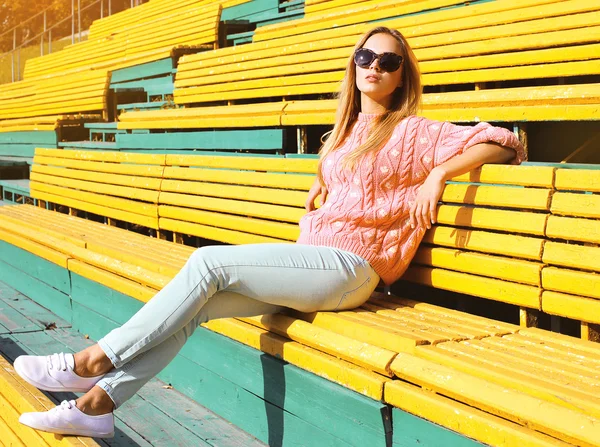 Concepto de moda y la gente - chica bonita en gafas de sol posando en —  Fotos de Stock