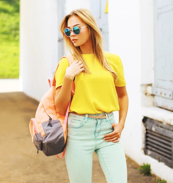 Moda callejera de verano, chica hipster con estilo en gafas de sol posando — Foto de Stock
