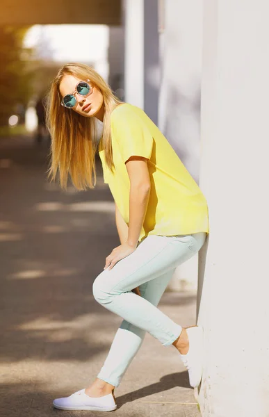 El verano, la moda y el concepto de la gente - brillante chica bonita con estilo —  Fotos de Stock