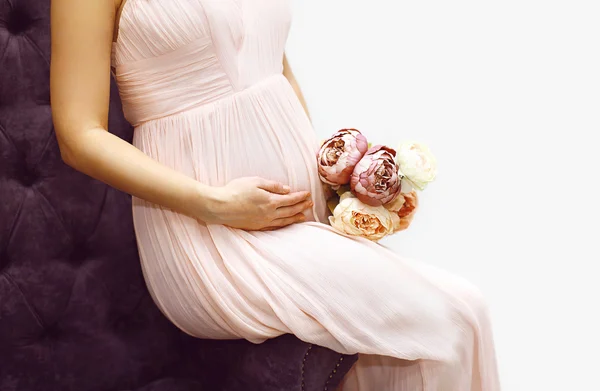 Grossesse, maternité et concept de future mère heureuse - enceinte — Photo