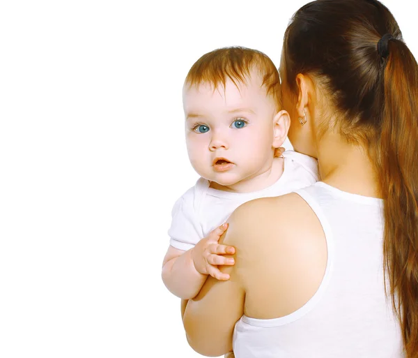 Mor och barn, söta lilla bebis tittar på kameran — Stockfoto