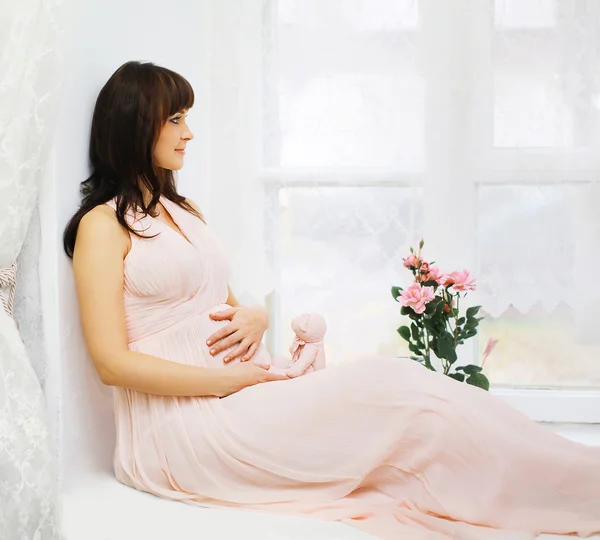 Pregnancy, motherhood and happy future mother concept - beautifu — Stock Photo, Image