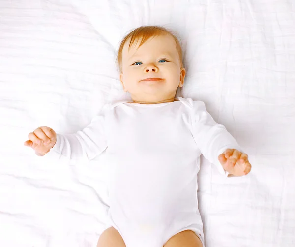 Pozitív baba az ágyon, felülnézet — Stock Fotó