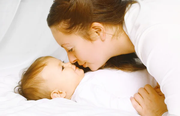 Retrato mãe e bebê na cama closeup — Fotografia de Stock