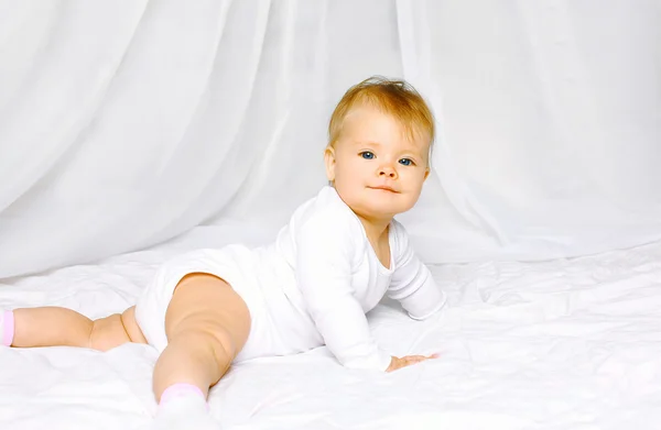 Portret schattige baby liggend op het bed huis — Stockfoto