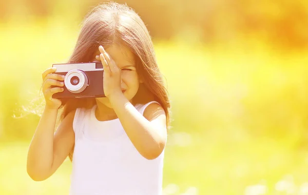 Enfant et caméra vintage rétro en plein air — Photo