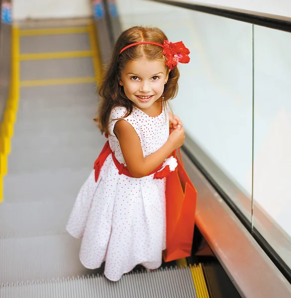 Портрет досить усміхненої маленької дівчинки з сумкою в торговому центрі — стокове фото