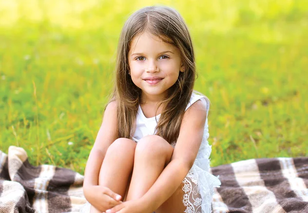Πορτρέτο καλοκαίρι χαριτωμένο κοριτσάκι στο plaid σε εξωτερικούς χώρους — Φωτογραφία Αρχείου