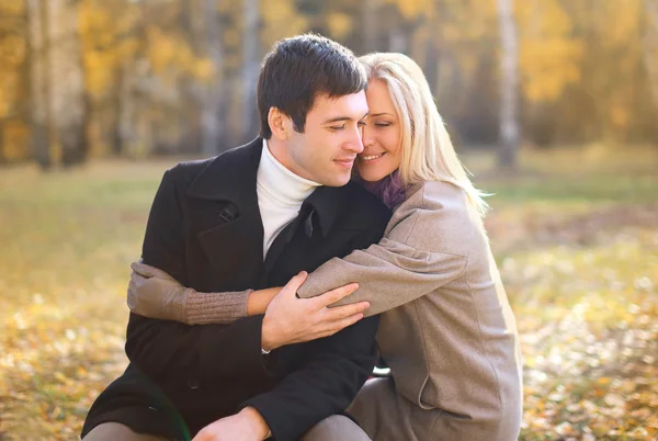 Otoño, amor, relación y concepto de la gente - feliz bonita que —  Fotos de Stock