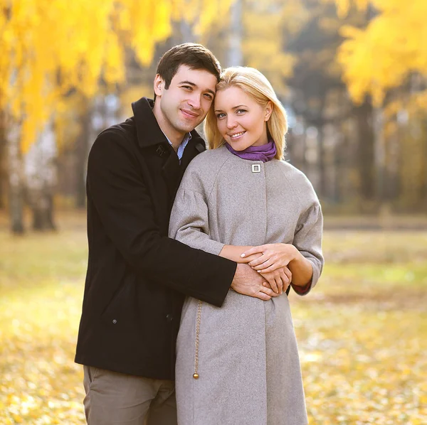 Outono, amor, relacionamentos e conceito de pessoas - retrato bonito — Fotografia de Stock