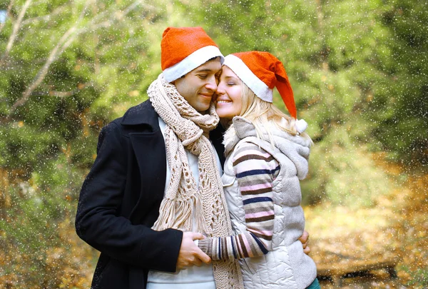 Christmas and people concept - happy pretty couple in love again — Stock Photo, Image